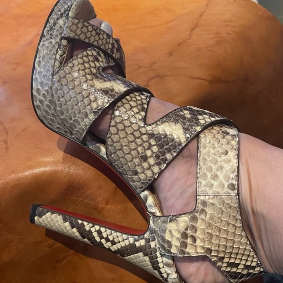 Beautiful authentic shoes Excellent condition. Cream and grey very comfortable - Picture 6 of 7